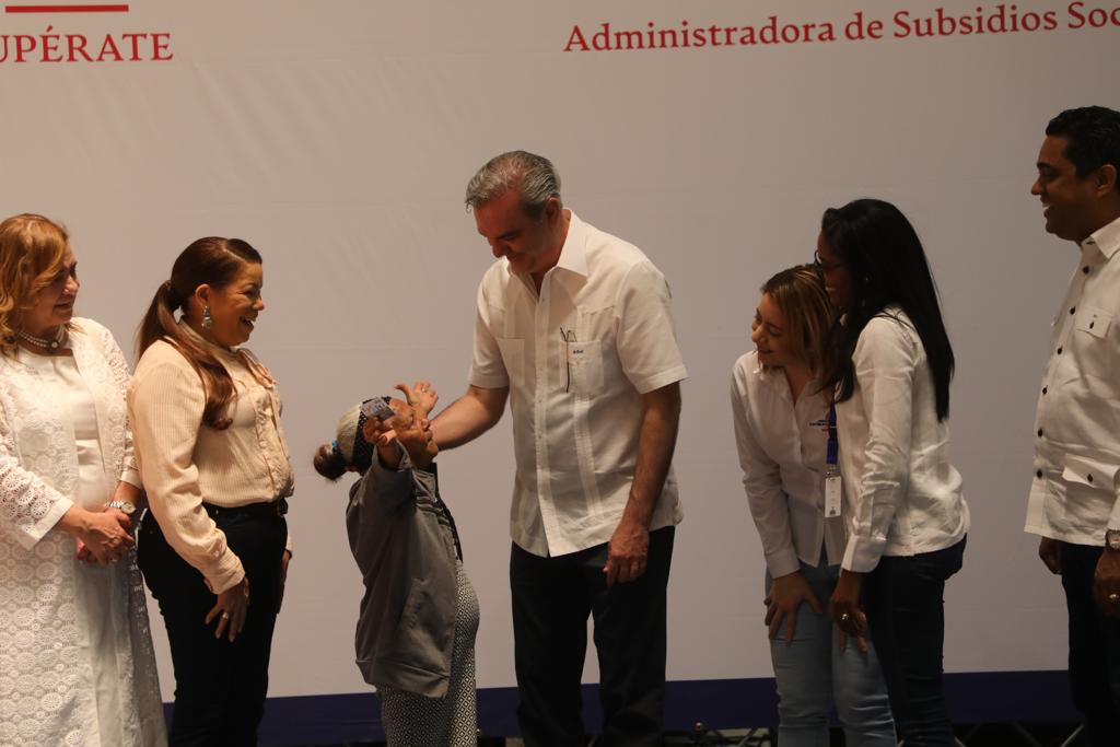 Abinader escucha a representantes 235 juntas vecinos de La Vega
