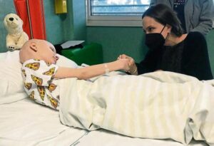 Angelina Jolie visita la ciudad ucraniana de Lviv 