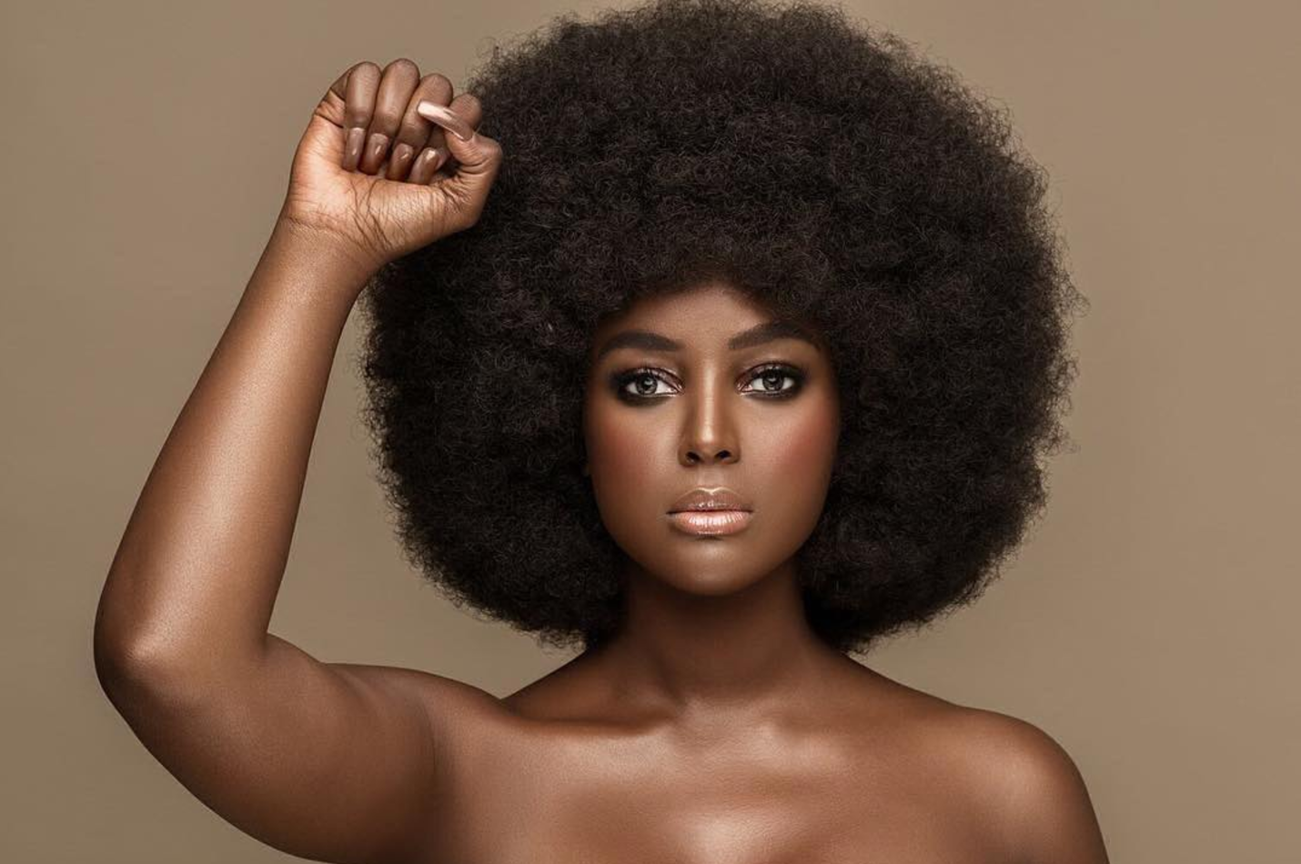 Cantante Amara la Negra revela nombres de sus mellizas