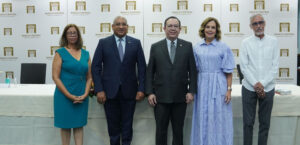  El Banco Central de la República Dominicana (BCRD), a través de su departamento Cultural, puso en circulación cuatro nuevas obras de su colección institucional para un alcanzar un total de 234 títulos publicados, en el marco de la vigésimo cuarta Feria Internacional del Libro Santo Domingo 2022.

El gobernador Héctor Valdez Albizu expresó en el acto de presentación que “el libro ha sido, desde hace siglos y en las más diversas formas, un compañero de inestimable valor, tanto personal como colectivo”.

Asimismo, Valdez Albizu señaló al libro como “un prudente consejero para los hombres y mujeres de poder, así como también una amable voz para los que sufren bajo la dominación de sus opresores”. También calificó al libro de ingenioso maestro para los creadores en ciencias y artes, siendo una fuente de sabiduría para toda la eternidad.

Las cuatro nuevas obras son las siguientes:

• La cultura en el Banco Central 2020-2022, obra de Héctor Valdez Albizu, que recoge los discursos pronunciados por él en las actividades culturales celebradas en la institución durante el período de la pandemia, con la apertura de exposiciones numismáticas y filatélicas, la salida de nuevos libros y discos compactos, y las premiaciones en los concursos de economía y de arte y literatura.

• Exposiciones temporales en el Museo Numismático y Filatélico 2021-2022, volumen que reúne el material de las últimas tres exposiciones realizadas en el museo del BCRD, con los billetes y monedas conmemorativos sobre la explotación de la Mina de Oro de Pueblo Viejo, inaugurada en 1975; los deportes en la numismática dominicana, que sirvió para exaltar nuevamente la pasión de los dominicanos por todo tipo de deportes y su actuación sobresaliente en cualquier escenario, dentro y fuera del país; y las monedas, billetes y sellos conmemorativos de la cultura religiosa de la República Dominicana, con motivo de conmemorarse este año el centenario de la coronación canónica de la Virgen de la Altagracia.

• Se cortan chazo, un libro de cuentos del escritor dominicano de origen cubano José M. Fernández Pequeño, crítico literario y ensayista, quien viene a nutrir la lista de escritores del catálogo de la colección, autor de una veintena de obras, dos veces ganador del Concurso Iberoamericano de Cuentos de Casa de Teatro, y dos veces ganador de los Premios Anuales de Literatura en República Dominicana.

• Laureles y pájaros, de la arquitecta, pintora, poeta y narradora puertoplateña Aída Yolanda Díaz Fernández, miembro fundadora del grupo Encuentro con la Poesía de Santiago de los Caballeros, quien trae en este libro un conjunto de relatos y textos variados cuya principal característica es la novedad y la frescura de unos temas enraizados en vivencias personales de su región y un tratamiento literario que, según los entendidos en esta materia, constituye una nueva mirada en la narrativa local.

Valdez Albizu felicitó a los autores Aída Yolanda Díaz Fernández y José M. Fernández Pequeño, y agradeció al equipo del departamento Cultural del BCRD por mantener activo el programa editorial institucional.

Durante el acto, el subgerente/director del departamento Cultural del BCRD, el escritor José Alcántara Almánzar, para presentar las obras puestas en circulación, en tanto que Aída Yolanda Díaz Fernández expresó el agradecimiento en nombre de los autores.

En la actividad estuvieron presentes, acompañando al gobernador Valdez Albizu, Clarissa de la Rocha de Torres, vicegobernadora; Ervin Novas Bello, gerente; el miembro de la honorable Junta Monetaria, José Manuel Mallén; el contralor, José Manuel Taveras Lay; y los subgerentes Joel Tejeda Comprés, Roberto Pelliccione, Fabiola Herrera y Ramón Rosario.

Participación en la Feria Internacional del Libro
También como parte de su activa labor cultural, el Banco Central de la República Dominicana participa este año con un estand en la XXIV Feria Internacional del Libro Santo Domingo 2022, que se lleva a cabo en la ciudad colonial.

En dicho estand, ubicado en la Fortaleza Ozama, los visitantes podrán adquirir muchas de las 234 obras editadas por el BCRD sobre arte, literatura, economía y ciencias sociales.

Los interesados pueden consultar los títulos de la colección en la página web del BCRD www.bancentral.gov.do