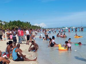 Vendedores informales Boca Chica se quejan baja venta en Semana Santa