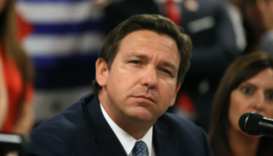 Gobernador de Florida firma polémica ley que restringe el aborto
