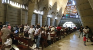 Feligreses asisten a misa del Domingo de Resurrección en Higuey