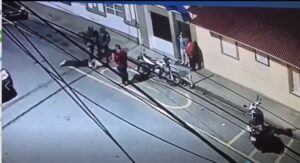 Momento en que policías detienen y golpean joven en San José de Ocoa