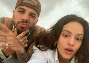 Rauw Alejandro se hace un tatuaje con el nombre de Rosalía