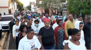 Cristianos católicos marchan en Yamasá para imitar sacrificios de Jesús 