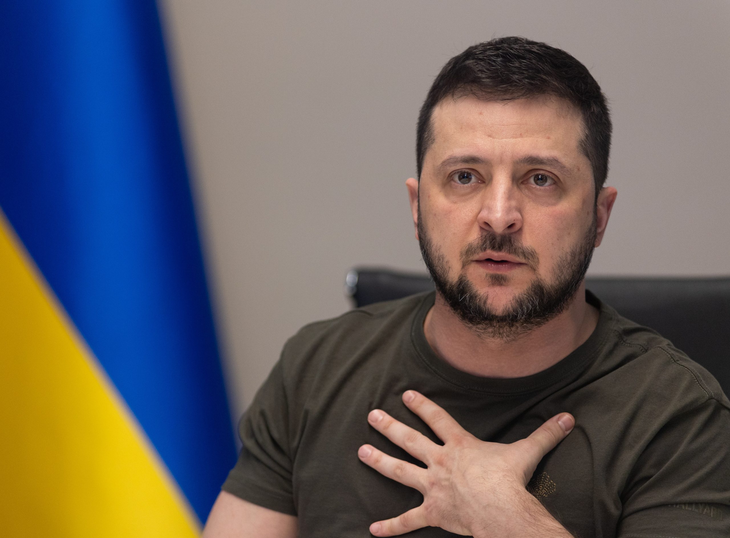 Zelenski acusa a Rusia de "exterminar" civiles tras ataque a estación