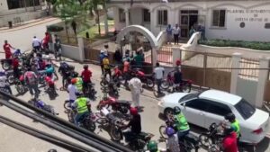 Multitud expulsa unidad de Digesett por supuestos abusos en Monte Plata