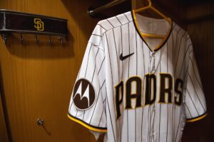 Equipos de Grandes Ligas optan por la publicidad en los uniformes