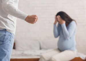 Imponen diez años de prisión hombre que golpeó a expareja embarazada