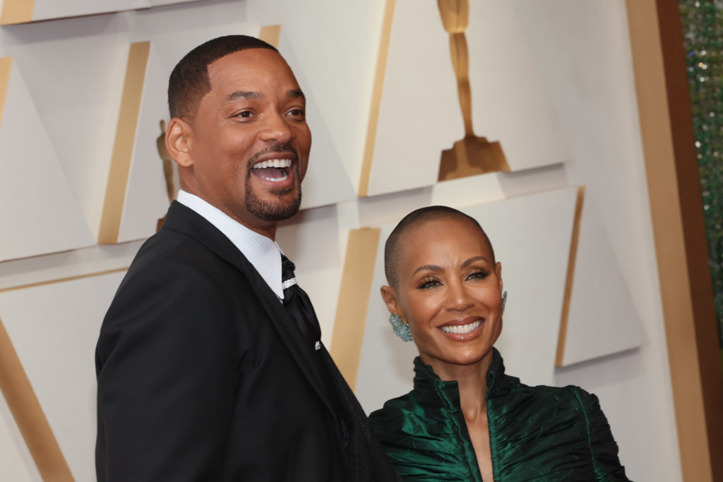 Esposa de Will Smith dice fue "exagerado" al golpear a Chris Rock