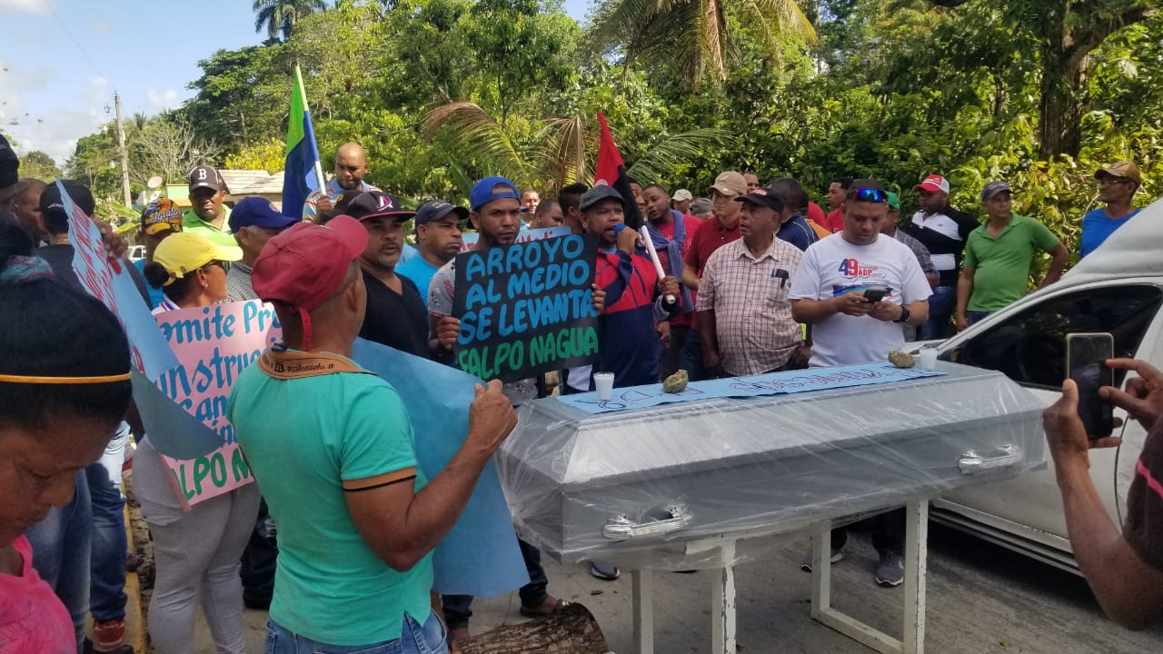 Con funeral simbólico, protestan por promesas incumplidas en Nagua