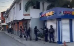 Inicia huelga en SFM con joven herido de bala y enfrentamientos a policías