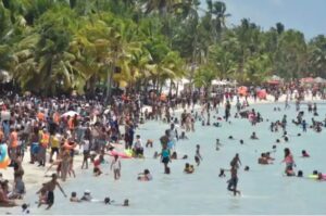Policía turística se encarga de la seguridad en playa de Boca Chica