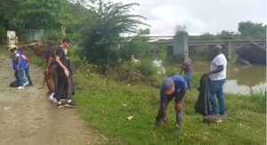Alcaldía de El Carril realiza operativo de limpieza en el río Haina 