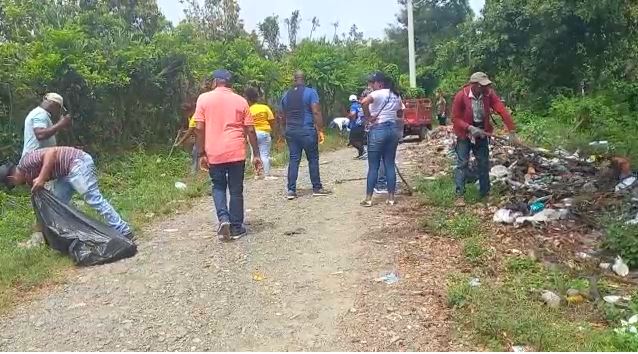 Alcaldía de El Carril realiza operativo de limpieza en el río Haina 
