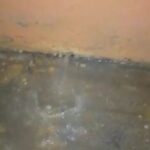 Agua filtra por las paredes de las viviendas