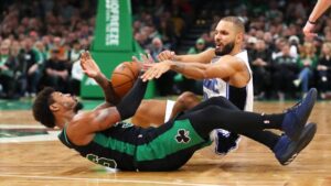 Marcus Smart se lleva el premio de la NBA al Jugador Defensivo del Año