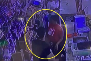 Familiares de la mujer que aparece en un vídeo propinando una puñalada mortal a un comerciante chino, afirman desconocer el paradero de Francely María Fulcar, quien desde que cometió el hecho emprendió la huida sin dejar rastros..