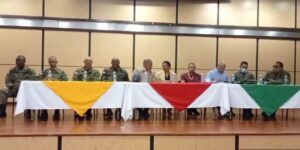 Militares y dueños de terrenos donde erigen muro fronterizo se reúnen