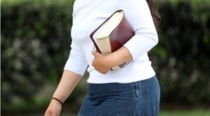 Pastora es sorprendida siendo infiel en un motel y culpa a Satanás