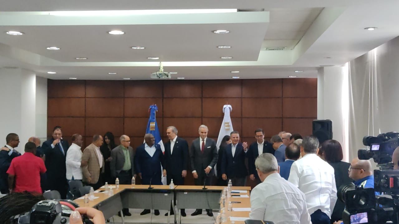 Presidente Abinader anuncia aumento salarial a trabajadores de la construcción
