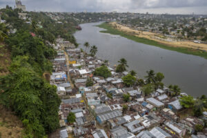 Familias bajo amenaza de ser arrastradas por crecida del río Ozama