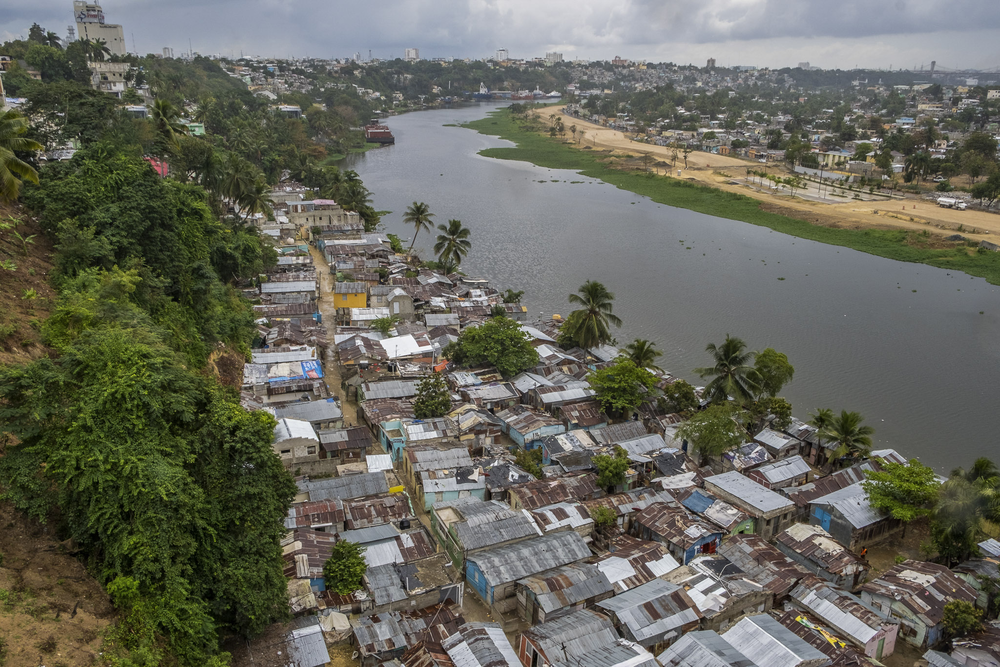 Familias bajo amenaza de ser arrastradas por crecida del río Ozama