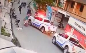 Cámara capta momento que policías hacen joven se accidente en Hato Mayor
