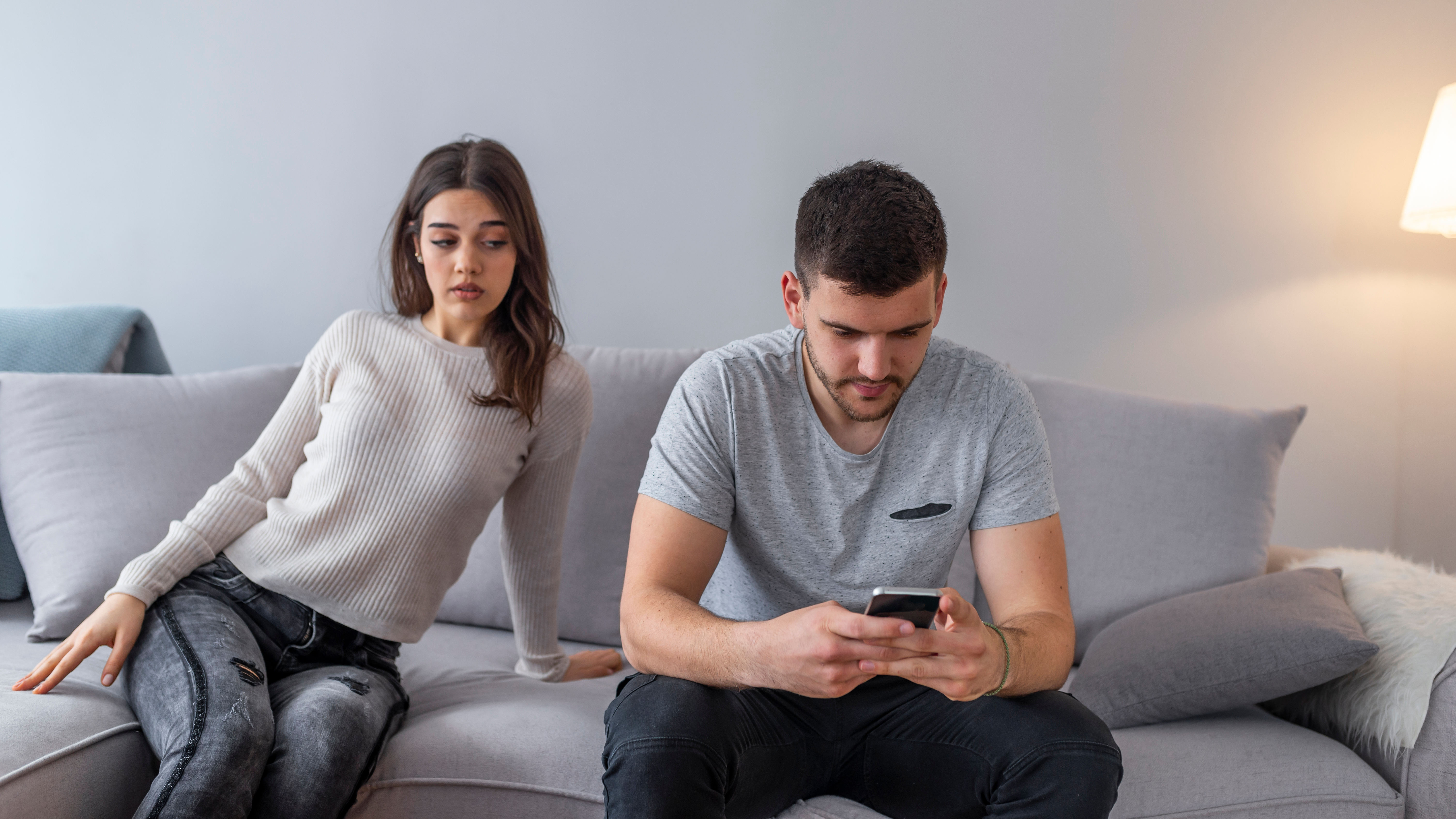 Especialista: Mujeres son más dependientes emocionales que los hombres