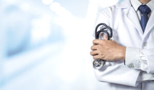 Médico y enfermeras en Azua piden pago incentivos de Senasa