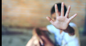 Madres desesperadas simulan matar a sus niños para presionar a los padres
