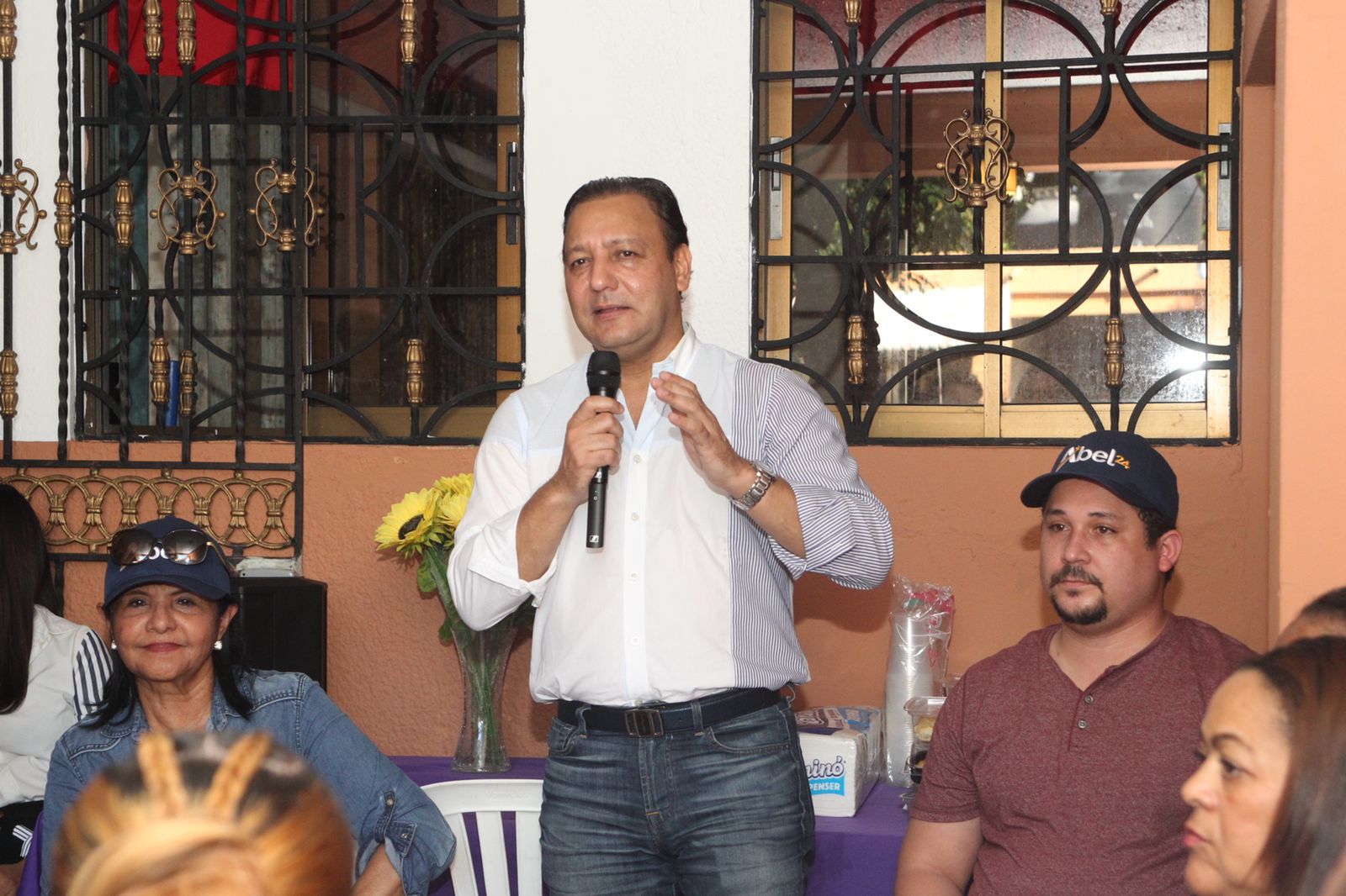Los Ríos, Distrito Nacional.- El aspirante a la nominación presidencial por el Partido de la Liberación Dominicana (PLD), Abel Martínez, manifestó que el actual Gobierno no conforme con el descalabro al que ha llevado los servicios básicos que se brindan a la población, ahora se dedica a vender alimentos que en los gobiernos del PLD llegaban de forma gratuita a las casas de las franjas más vulnerables. Tras recordar lo mucho que el PRM desde la oposición criticó la entrega de millones de raciones de alimentos crudos que mensualmente desde el Plan Social se llevaban casa por casa sin distinción a las zonas de mayor pobreza en todo el país, Martínez cuestionó el que hoy esas mismas raciones sean vendidas en supermercados una vez a la semana. “Como si no fuera suficiente el deterioro que vivimos en materia de seguridad ciudadana, en el sistema de educación, el desabastecimiento de medicamentos para la población de alto riesgo, ni que se hayan disparado los índices de mortalidad materno infantil; como tampoco al parecer les basta con tener la canasta de alimentación básica más cara de los últimos tiempos, ni que en millares de hogares dominicanos hayan pasado a comer una sola vez al día, ahora resulta que en este Gobierno son tan abusadores, que las raciones de alimentos que antes eran gratuitas, ahora las venden a mil pesos y los combos que se entregaban para que los pobres pudieran disfrutar en familia de las habichuelas con dulces que marcan la tradicional época de la Semana Santa, también se están vendiendo a RD$350.00. Se les olvida que si el pueblo no tiene con qué comprar medicamentos, tampoco tiene para comprar lo que antes tenían garantizado en materia de alimentación”, señaló el actual alcalde de Santiago. Abel recorrió los sectores de Los Ríos, Cristo Rey, Arroyo Hondo, Los Ramírez, Las Flores, La Cementera y Puerto Isabela, entre otros de la circunscripción 2 del Distrito Nacional, en donde aseguró que trabaja sin descanso para ser el candidato del PLD y poder enderezar el rumbo del país a partir del 2024. “Vamos a trabajar junto a cada uno de ustedes, para construir una República Dominicana de la cual todos podamos sentirnos orgullosos”, expresó Abel Martínez, quien estuvo acompañado por los principales dirigentes del PLD en esas circunscripciones.