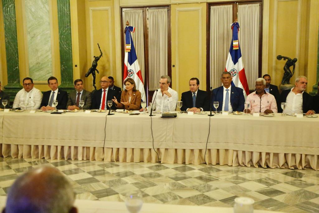 Presidente Luis Abinader almuerza con comunicadores