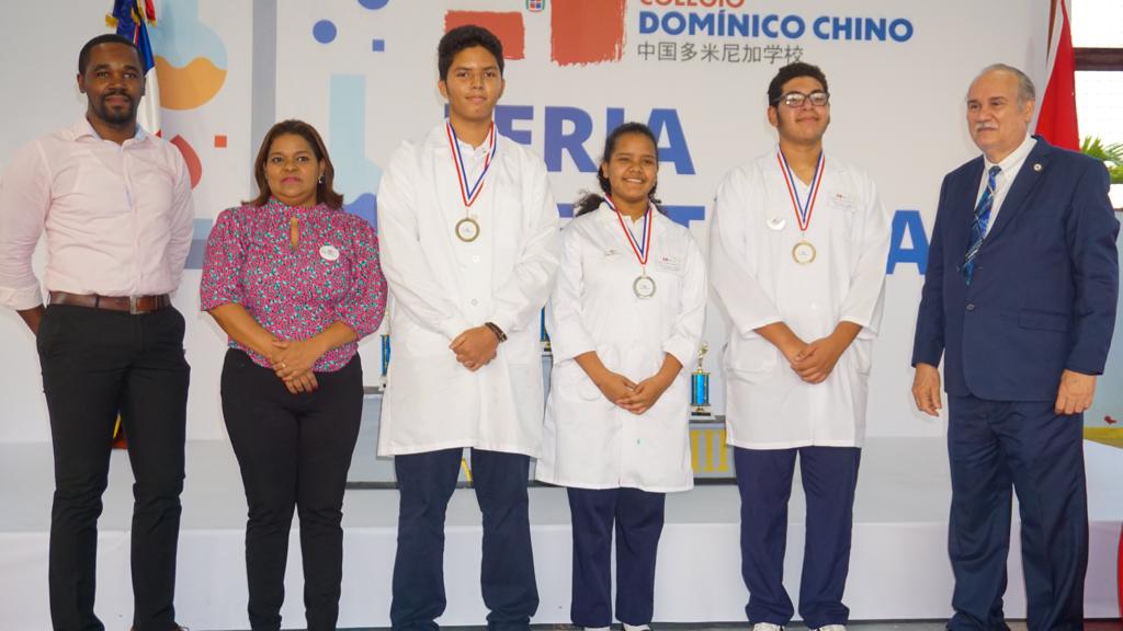 Estudiantes colegio Dominico Chino iluminan ciudad con energía limpia
