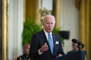El presidente de EE.UU., Joe Biden, habla en el East Room de la Casa Blanca en Washington (EE.UU.), este 16 de mayo de 2022. EFE/EPA/Al Drago/Pool