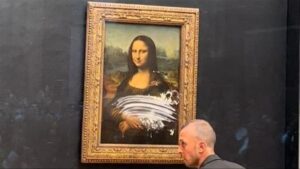 Hombre disfrazado lanza tarta al cristal que protege la Mona Lisa