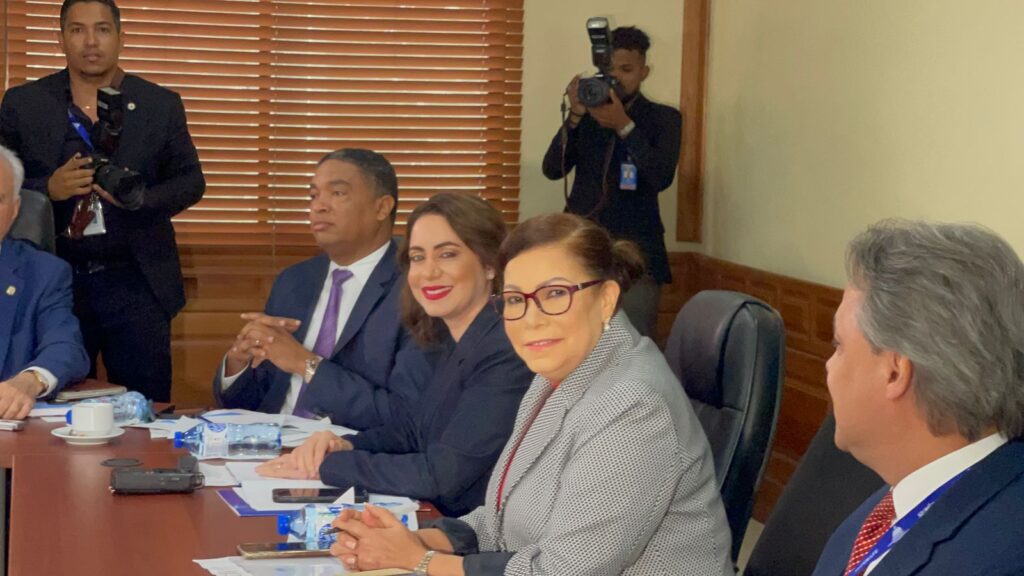 Comisión Senado acoge respuestas de Gloria Reyes; no será interpelada