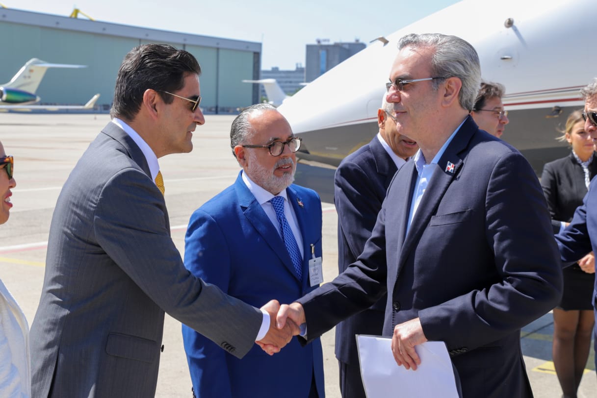 Abinader llega a Suiza; participará en Asamblea Mundial de la Salud y Foro Económico Mundial