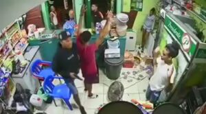 A punta de pistola delincuentes asaltan colmado en el Ensanche Ozama