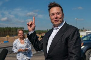 Azafata acusa a Elon Musk de acoso sexual y él alega persecución política