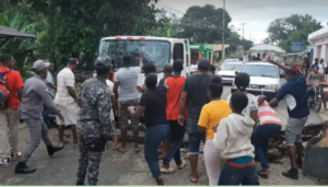 Protestan por los apagones en Los Botados Yamasá  