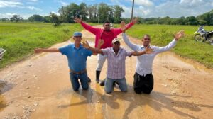 De rodillas parceleros piden construcción de carretera Villa Riva