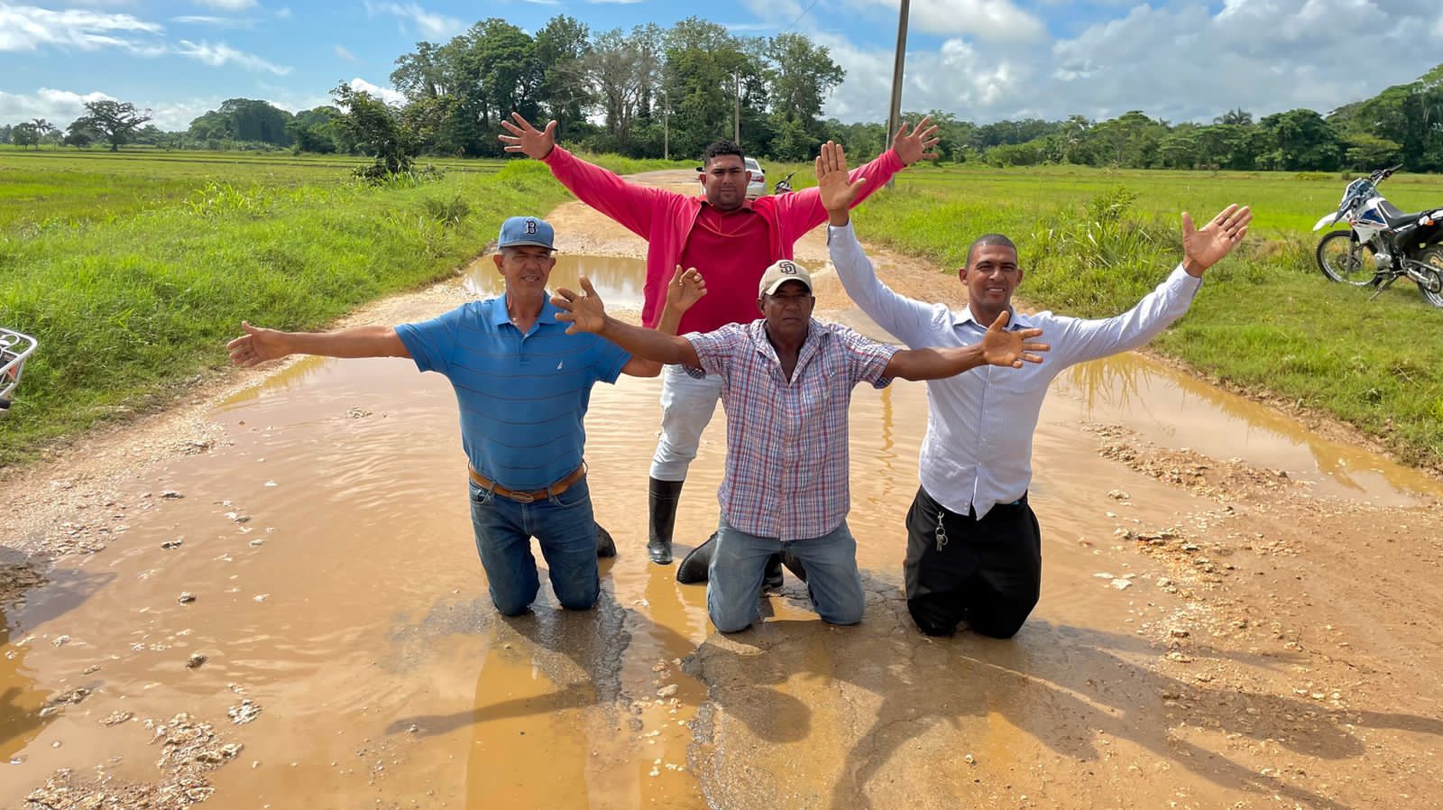 De rodillas parceleros piden construcción de carretera Villa Riva