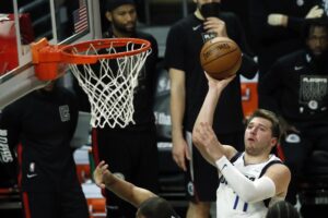 Doncic aplasta a los Suns y prolonga el sueño de los Mavs