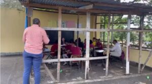 Piden que Abinader de boche como Danilo para terminar liceo en Arenoso