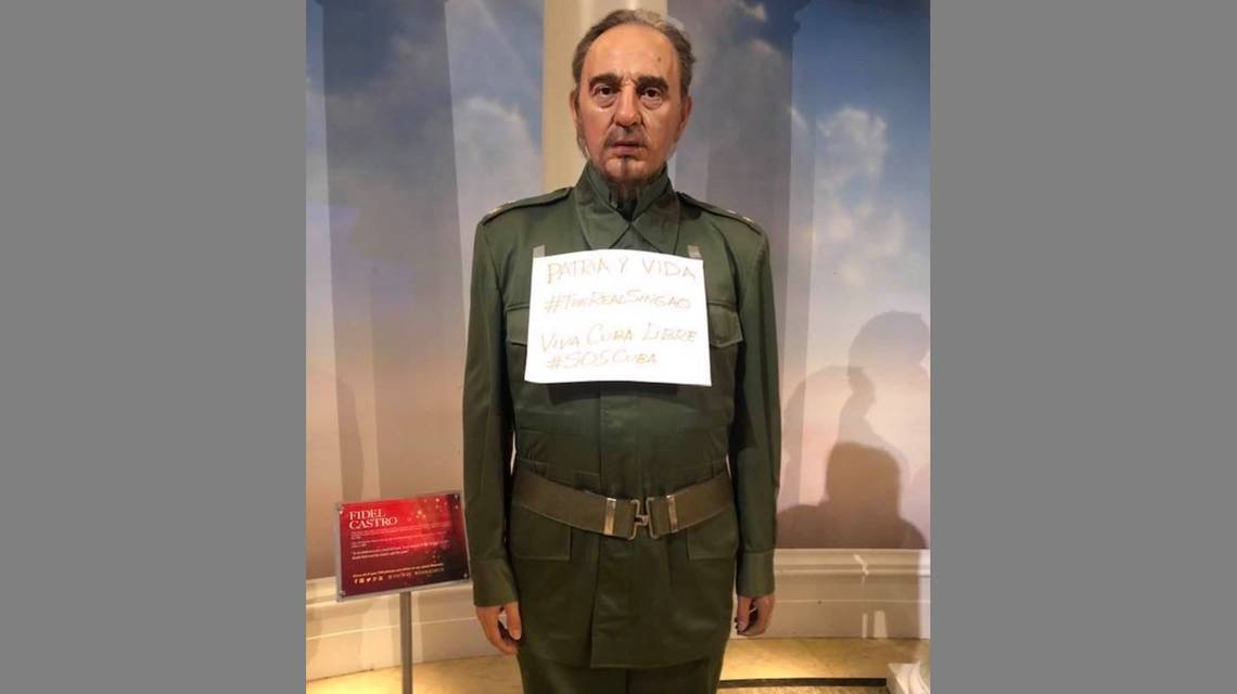 Hombre le cayó a bofetadas al Fidel Castro de cera en Nueva York