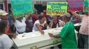 Con funeral simbólico, exigen arreglo de calles en San José de Matanzas
