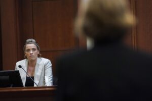Johnny Depp golpeó en la cara a Amber Heard, según la hermana de ella