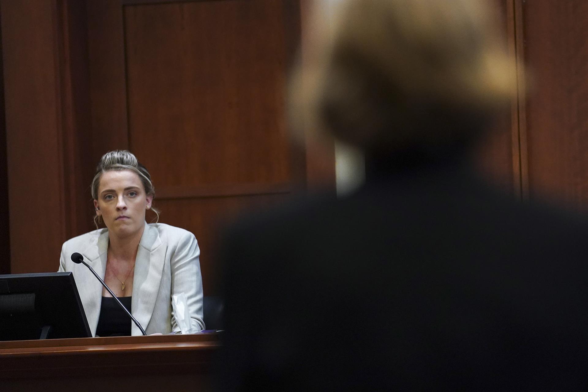 Johnny Depp golpeó en la cara a Amber Heard, según la hermana de ella